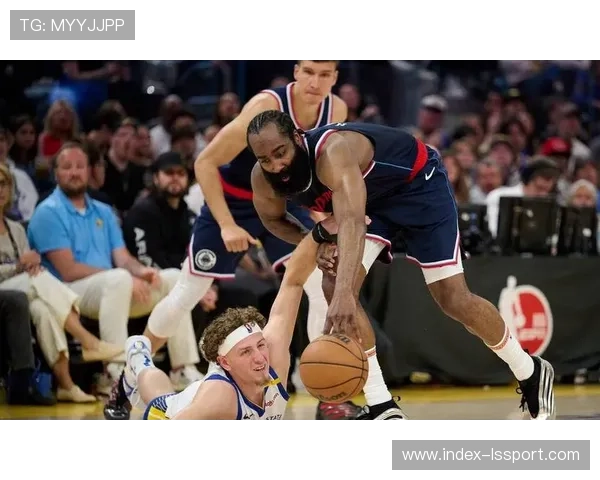 快船103-102险胜勇士,伦纳德缺阵哈登肩部成隐忧