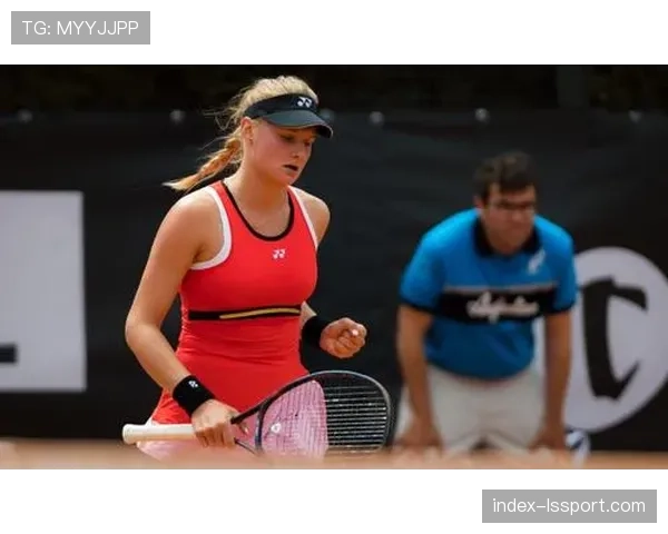 特写:斯特拉斯堡老将赛后向主场球迷看台长时间致意 特写:斯特拉斯堡老将赛后向主场球迷看台长时间致意